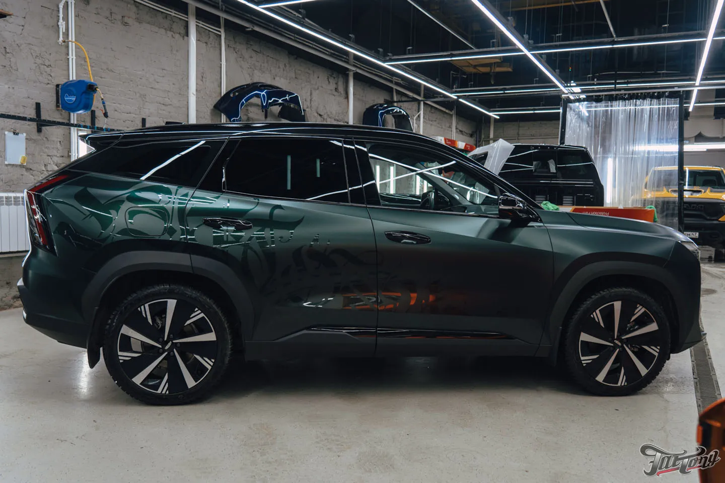 Подарок для будущей супруги: оклеили Geely Atlas матовым винилом, переднюю часть забронировали полиуретаном, добавили глянцевые наклейки + защита глянца в салоне, керамика пленки и кожи